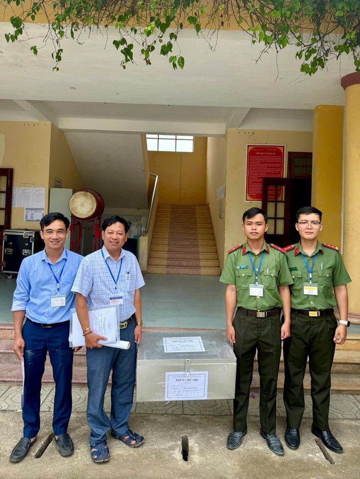 Lực lượng Công an thành phố vận chuyển, bàn giao Đề thi tốt nghiệp THPT tại Điểm thi THPT Nguyễn Văn Trỗi, xã biên giới La Dêê.
