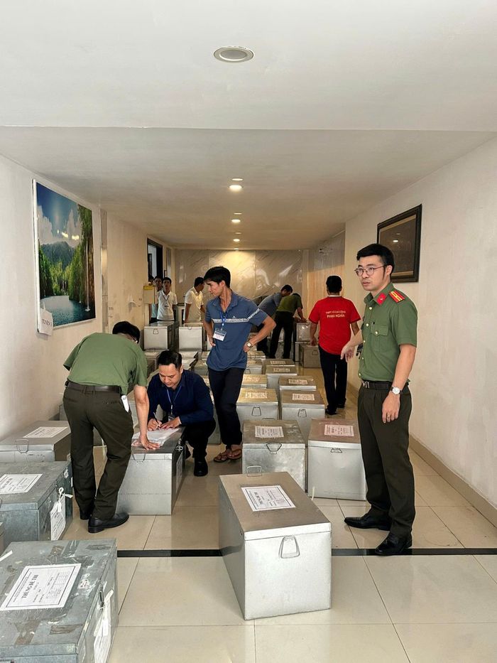 Lực lượng CATP Đà Nẵng phối hợp thành viên Ban vận chuyển, bàn giao Đề thi của Sở GD-ĐT tiếp nhận, chuyển đề thi từ Ban in sao lên xe vận chuyển của Bưu điện thành phố để vận chuyển đến các Điểm thi.