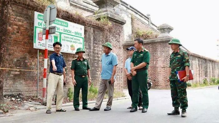 Phó Chủ tịch UBND TP Huế Nguyễn Văn Mạnh cùng đoàn công tác khảo sát thực địa khu vực nghi có mộ liệt sĩ tập thể.