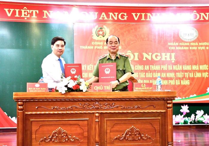 Lãnh đạo CATP Đà Nẵng và lãnh đạo NHNNKV9 ký kết kế hoạch phối hợp.