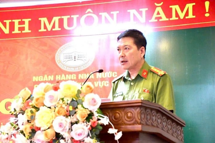 Đại diện lãnh đạo Phòng An ninh kinh tế (\CATP Đà Nẵng) báo cáo tại Hội nghị.