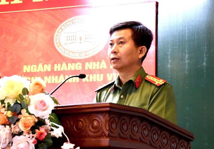 Đại diện lãnh đạo Phòng An ninh mạng và phòng, chống tội phạm sử dụng công nghệ cao (CATP Đà Nẵng) trình bày tham luận tại Hội nghị.