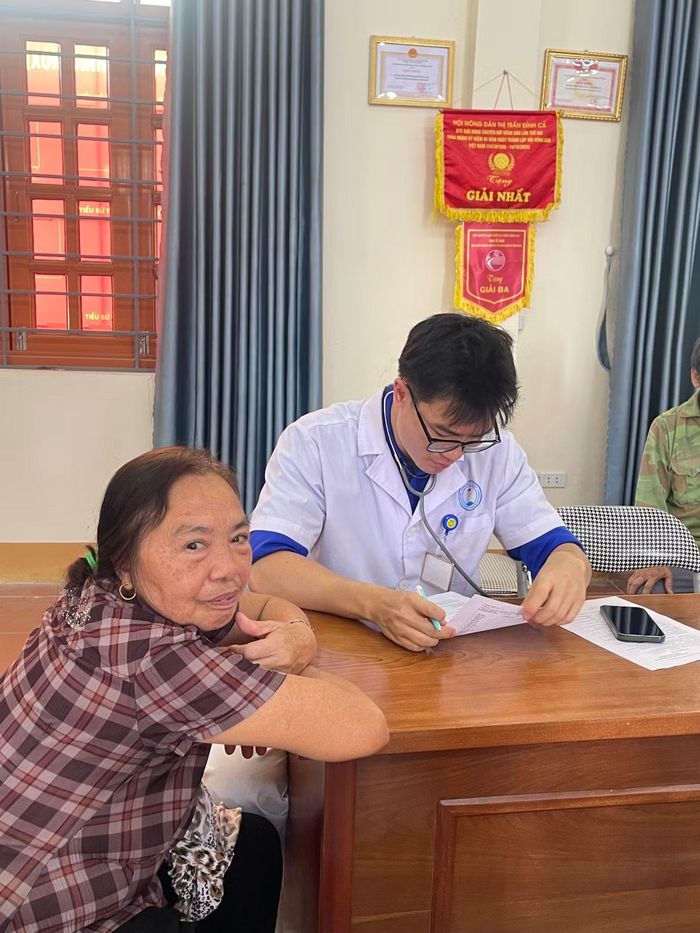 Nhật Minh đồng hành cùng đoàn y tế trong hoạt động khám, chữa bệnh cho người dân vùng cao.