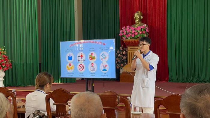 Nhật Minh tuyên truyền, nâng cao kiến thức phòng chống tăng huyết áp cho người cao tuổi, thông qua hoạt động truyền thông giáo dục sức khỏe.