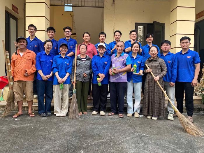 Nhật Minh tham gia các hoạt động tình nguyện trong chương trình thực tập cộng đồng tại xã Võ Nhai.