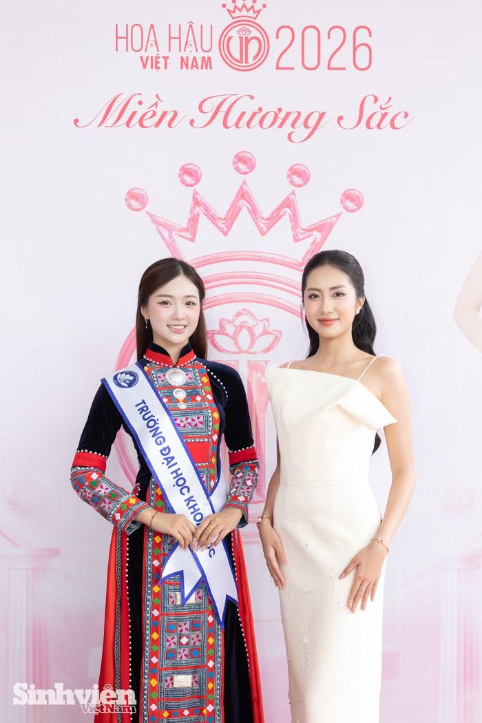 Ngọc Mai cùng Hoa hậu Hà Trúc Linh tại thảm đỏ sự kiện.