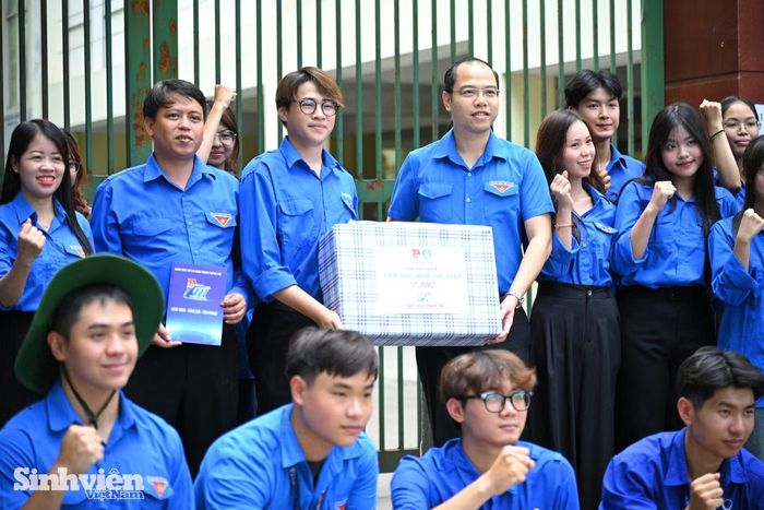Cũng trong chiều nay, anh Nguyễn Tiến Hưng - Bí thư Thành Đoàn Hà Nội đã trực tiếp có mặt tại điểm thi THPT Lê Quý Đôn (Hà Đông) để thăm hỏi, động viên thí sinh, đồng thời chỉ đạo đội tình nguyện viên "Tiếp sức mùa thi 2026" hoạt động hiệu quả.