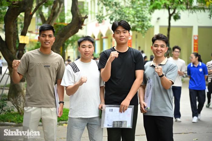 Trong ảnh là nhóm thí sinh tự do tại điểm thi THPT Lê Quý Đôn (Hà Đông). Bên lề kỳ thi năm nay, nhóm thí sinh tự do đã mang đến những câu chuyện thú vị với nhiều mục tiêu hoàn toàn khác biệt. Với Nguyễn Bá Ngọc (sinh năm 2006), việc dự thi lần này mang ý nghĩa tìm kiếm một cơ hội mới do đã không may thi trượt ở kỳ thi trước. Trái ngược với áp lực đỗ đạt, thí sinh Tuấn (sinh năm 2002) lại mang đến một tâm lý vô cùng nhẹ nhàng khi tiết lộ bản thân đi thi không có mục đích gì cụ thể. Nam thí sinh thoải mái chia sẻ: “Tôi chỉ muốn trực tiếp kiểm tra xem kiến thức thi năm nay so với ngày xưa thay đổi ra sao, chủ yếu dự thi với tinh thần vui là chính”.