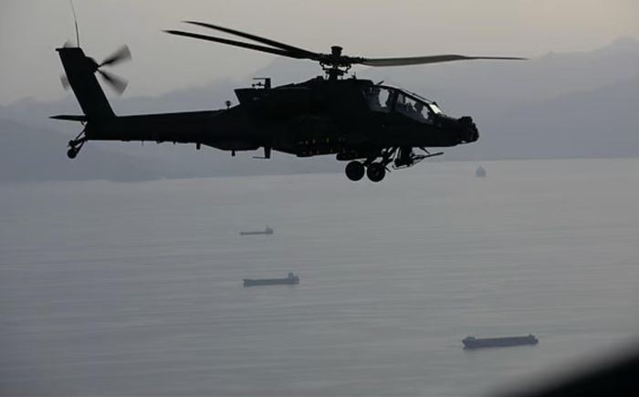 Chiếc trực thăng tấn công Apache của quân đội Mỹ bị bắn rơi gần bờ biển Oman. Ảnh: CENTCOM