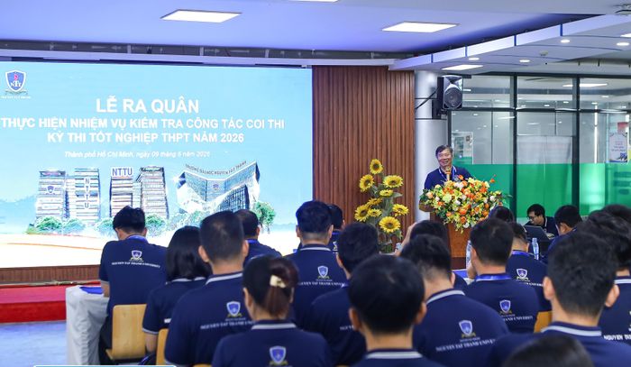  Hiệu trưởng Trường ĐH Nguyễn Tất Thành nhắc nhở cán bộ, giảng viên tại lễ ra quân tham gia phục vụ kỳ thi tốt nghiệp THPT năm 2026. Ảnh: THANH HÙNG 