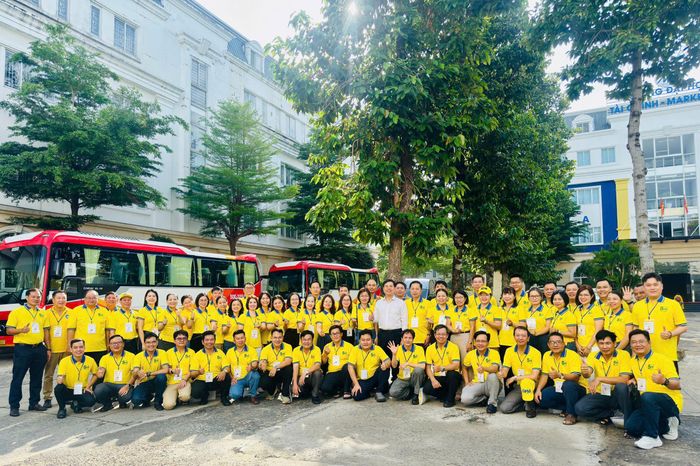  Đoàn công tác của Trường ĐH Tài chính Marketing TPHCM lên đường phục vụ kỳ thi tại tỉnh Vĩnh Long. Ảnh: THANH HÙNG 