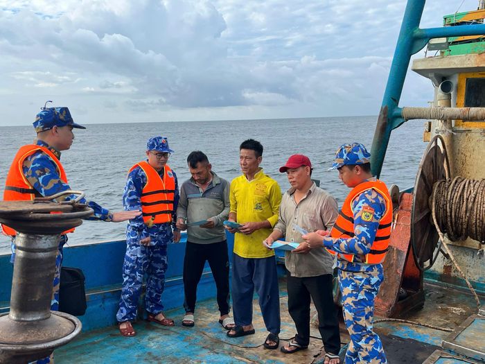  Cán bộ, chiến sĩ Bộ Tư lệnh Vùng Cảnh Sát biển 3 và Hải đoàn Biên phòng 18 tuyên truyền về IUU cho ngư dân đang hành nghề trên vùng biển phía Nam. Ảnh: MẠNH THẮNG 