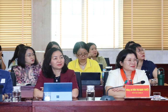 Phó Bí thư Thành ủy TPHCM Văn Thị Bạch Tuyết và Phó Chủ tịch Thường trực Ủy ban MTTQ Việt Nam TPHCM Trương Thị Bích Hạnh, cùng các đại biểu tham dự chương trình, ngày 10-6