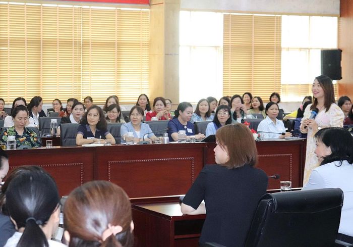 Ngay sau lễ khai mạc, các học viên tham gia chuyên đề đầu tiên về "Lãnh đạo bản thân"