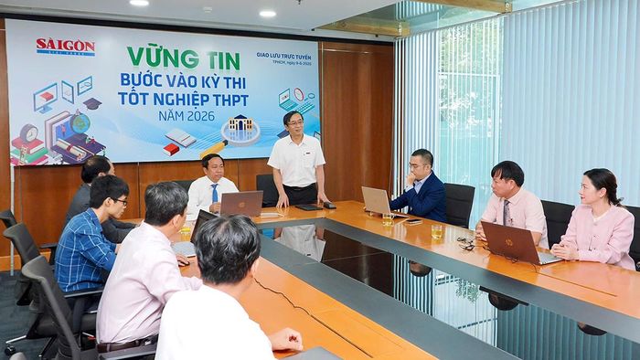  Nhà báo Trương Đức Nghĩa, Phó Tổng Biên tập Báo SGGP, trao đổi về nội dung buổi giao lưu trực tuyến với các khách mời. ẢNH: HOÀNG HÙNG 