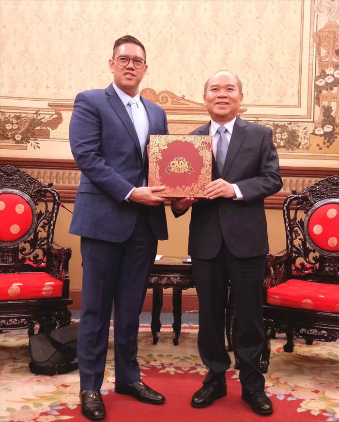  Phó Chủ tịch UBND TPHCM Trần Văn Bảy tặng quà lưu niệm cho Phó Chủ tịch Ủy ban An ninh, Quốc phòng, Đối ngoại và Tình báo, Hạ viện Indonesia Dave Akbarshah Fikarno Laksono. Ảnh: MINH CHÂU 