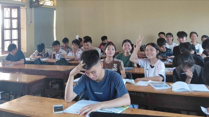 Học sinh lớp 12 Trường THPT Quỳnh Lưu 2, Nghệ An ôn tập cho kỳ thi tốt nghiệp THPT 2026. Ảnh: HƯƠNG NGUYỄN