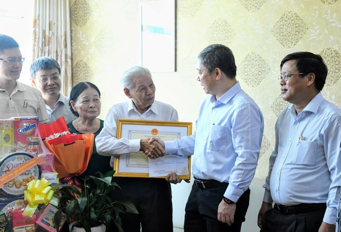  Trưởng Ban Tuyên giáo và Dân vận Thành ủy TPHCM Dương Anh Đức trao quà của lãnh đạo thành phố đến cụ Trần Hoản và gia đình 