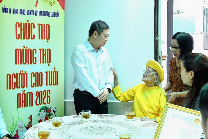  Trưởng Ban Tuyên giáo và Dân vận Thành ủy TPHCM Dương Anh Đức chúc thọ cụ Đoàn Thị Tới 