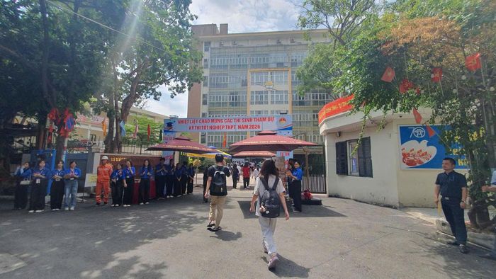  Thí sinh đến làm thủ tục dự thi tại Trường THPT Kim Liên, Hà Nội. Ảnh: QUỐC KHÁNH 