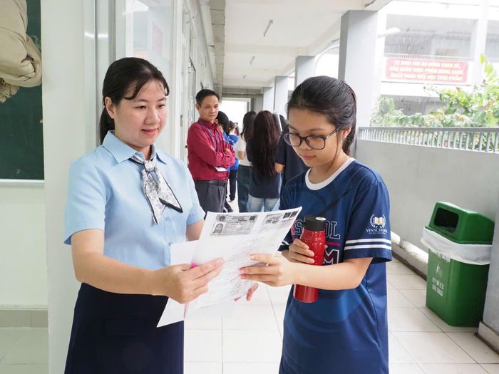  Cán bộ coi thi đọc tên thí sinh vào phòng thi. Ảnh: THU TÂM 