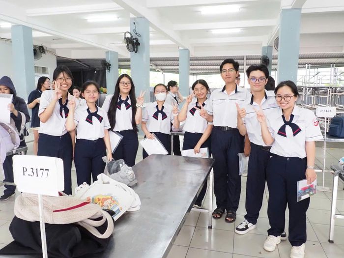  Nhóm học sinh Trường THPT Gia Định tự tin trước khi bước vào kỳ thi tốt nghiệp THPT. Ảnh: THU TÂM 