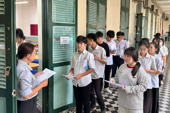  Thí sinh xếp hàng vào phòng thi làm thủ tục dự thi tốt nghiệp THPT năm 2026 tại điểm thi Trường THPT Lê Quý Đôn, phường Xuân Hòa, TPHCM chiều 10-06. Ảnh: HOÀNG HÙNG 