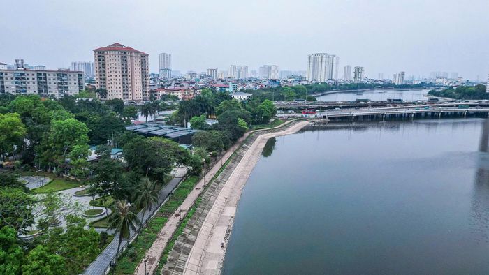  Khu vực hồ Linh Đàm tại Công viên Bắc Linh Đàm đã hoàn thành việc cải tạo. Ảnh: TIẾN CƯỜNG 