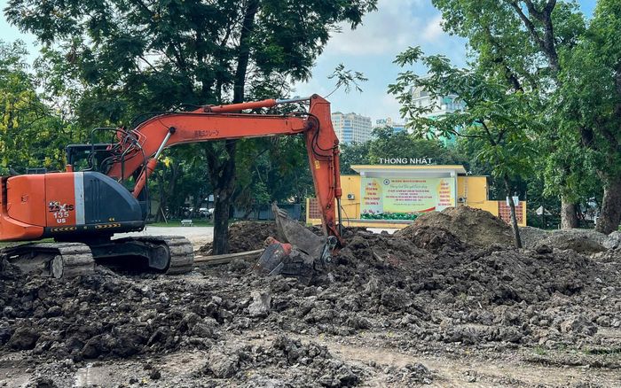  Công viên Thống Nhất đang được tu bổ, cải tạo để mở rộng không gian xanh. Ảnh: TIẾN CƯỜNG 