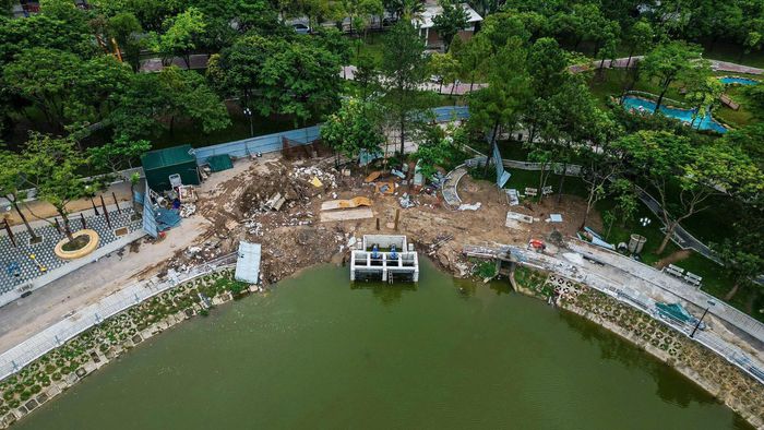  Hạng mục cải tạo hồ tại Công viên Cầu Giấy đang được đẩy nhanh thi công. Ảnh: TIẾN CƯỜNG 