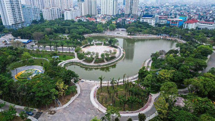  Công viên Nghĩa Đô đã hoàn thành việc cải tạo mở rộng thêm không gian xanh và khả năng tiêu thoát nước. Ảnh: TIẾN CƯỜNG 