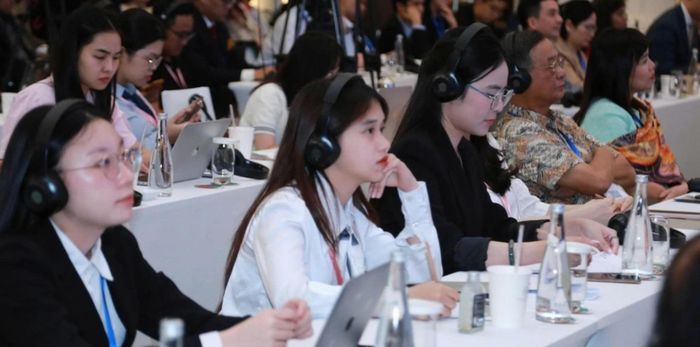 Các đại biểu dự phiên thảo luận chủ đề "Những mô hình phát triển mới trong bối cảnh chuyển dịch toàn cầu". Ảnh: THÀNH LONG