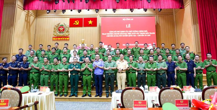 Các đại biểu chụp ảnh lưu niệm tại chương trình 