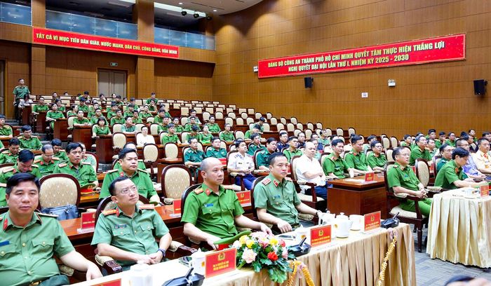  Lãnh đạo các đơn vị nghiệp vụ và công an các tỉnh, thành tham dự chương trình 