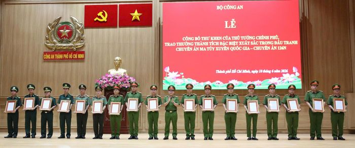  Thượng tướng Nguyễn Văn Long trao Quyết định khen thưởng của Bộ Công an cho các đơn vị xuất sắc tham gia chuyên án 
