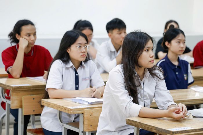  Thí sinh làm thủ tục dự thi kỳ thi tốt nghiệp THPT năm 2026 tại điểm thi Trường THCS Trưng Vương, phường Cửa Nam, Hà Nội, chiều 10-6. Ảnh: VIẾT CHUNG 