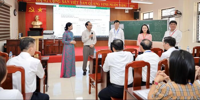  Bộ trưởng Bộ GD-ĐT gặp gỡ giám thị, thí sinh. Ảnh: ĐÌNH TUỆ 