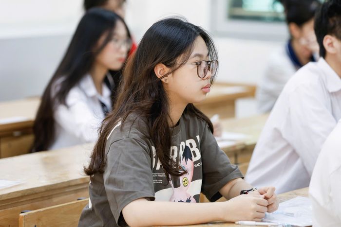  Thí sinh làm thủ tục dự thi kỳ thi tốt nghiệp THPT năm 2026 tại điểm thi Trường THCS Trưng Vương, phường Cửa Nam, Hà Nội, chiều 10-6. Ảnh: VIẾT CHUNG 