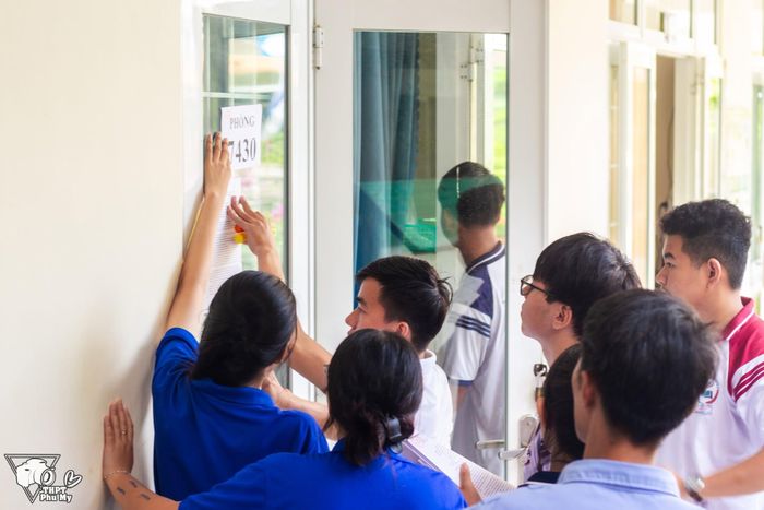  Các tình nguyện viên tích cực tham gia chuẩn bị cơ sở vật chất tại điểm thi THPT Phú Mỹ. Ảnh: Trường THPT Phú Mỹ. 