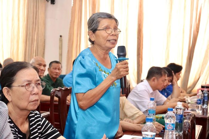Cử tri Nguyễn Thị Bích, khu phố Long Thới trình bày nhiều ý kiến tâm huyết