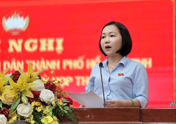 Bí thư Đảng ủy phường Thủ Dầu Một Nguyễn Thu Cúc phát biểu tại hội nghị