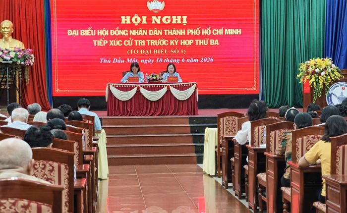 Quang cảnh buổi tiếp xúc cử tri tại phường Thủ Dầu Một