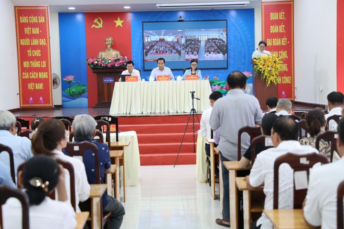 Quang cảnh buổi tiếp xúc cử tri. Ảnh: HOÀNG KIM