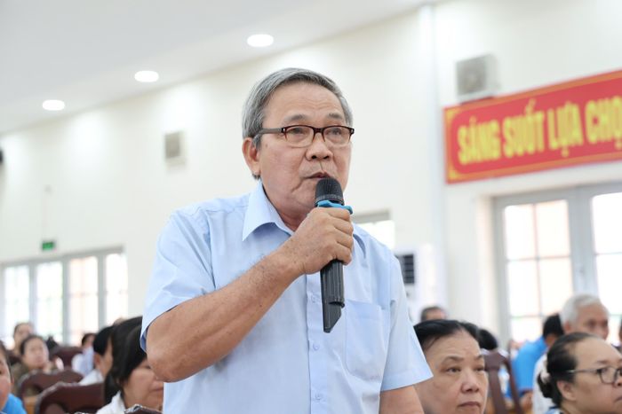 Cử tri nêu ý kiến tại buổi tiếp xúc cử tri. Ảnh: HOÀNG KIM