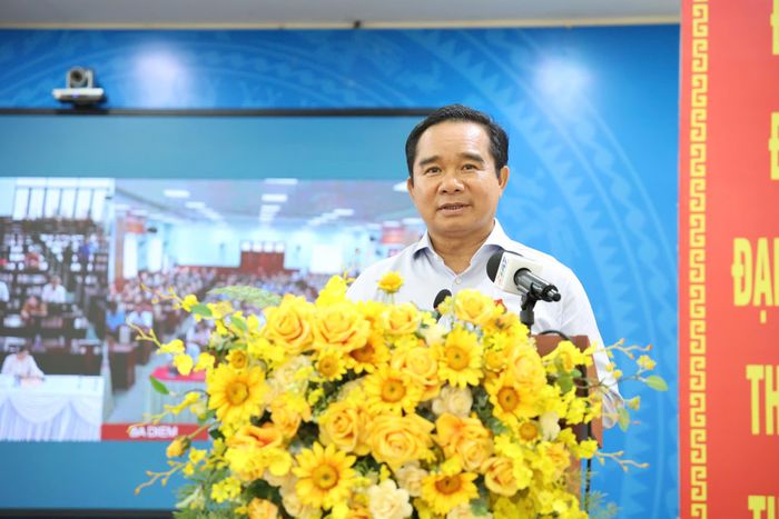 Chủ tịch UBND TPHCM Nguyễn Văn Được trao đổi với cử tri. Ảnh: HOÀNG KIM