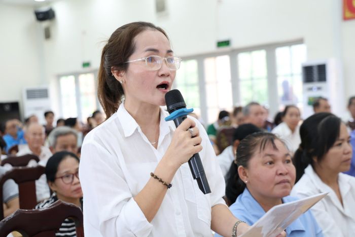 Cử tri nêu ý kiến tại buổi tiếp xúc cử tri. Ảnh: HOÀNG KIM