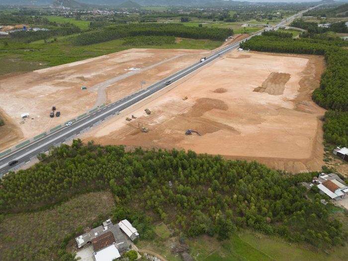 Dự án trạm dừng nghỉ đường cao tốc Hoài Nhơn - Quy Nhơn tại Km35+500 mới san lấp được 95% nền