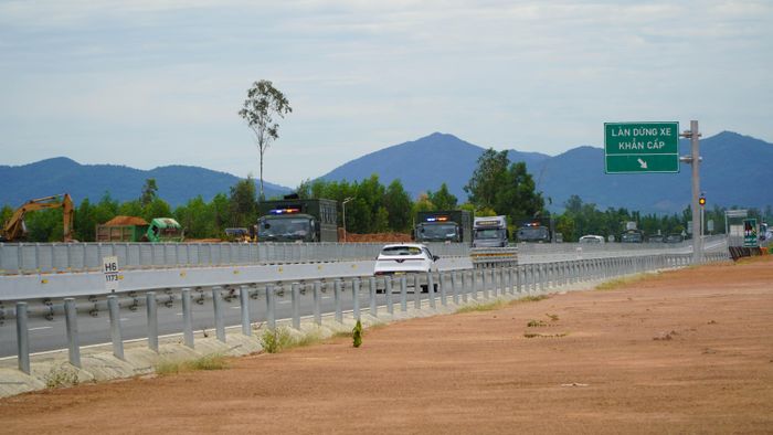Phương tiện lưu thông kéo dài trên đường cao tốc qua các tỉnh Quảng Ngãi, Gia Lai, Đắk Lắk nhưng không có trạm dừng nghỉ
