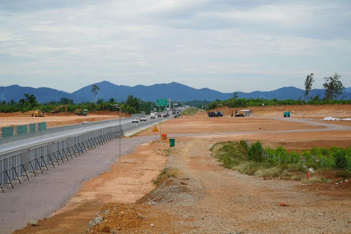Máy móc được huy động rải rác trên công trường dự án dừng nghỉ Km35+500