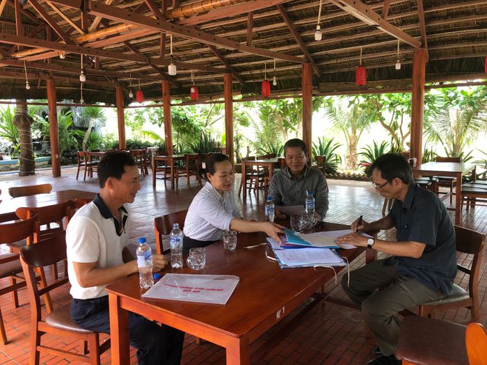 Đoàn kiểm tra liên ngành về an toàn thực phẩm đặc khu Lý Sơn kiểm tra các cơ sở kinh doanh trên địa bàn. Ảnh: ĐÌNH NHỰT